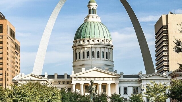 Old Court House with the Gateway Arch in the background