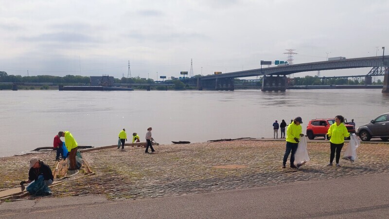National Park Week Riverfront Clean-up group 2023