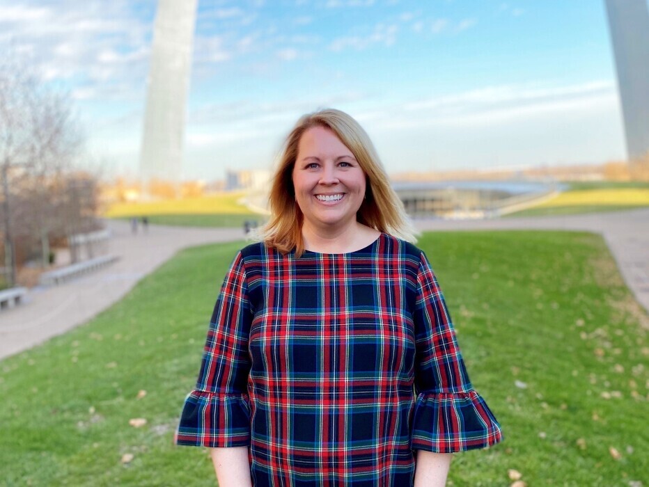 Amanda Goldsmith standing in front of the Gateway Arch