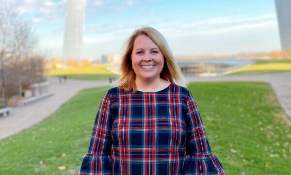 Amanda Goldsmith standing in front of the Gateway Arch